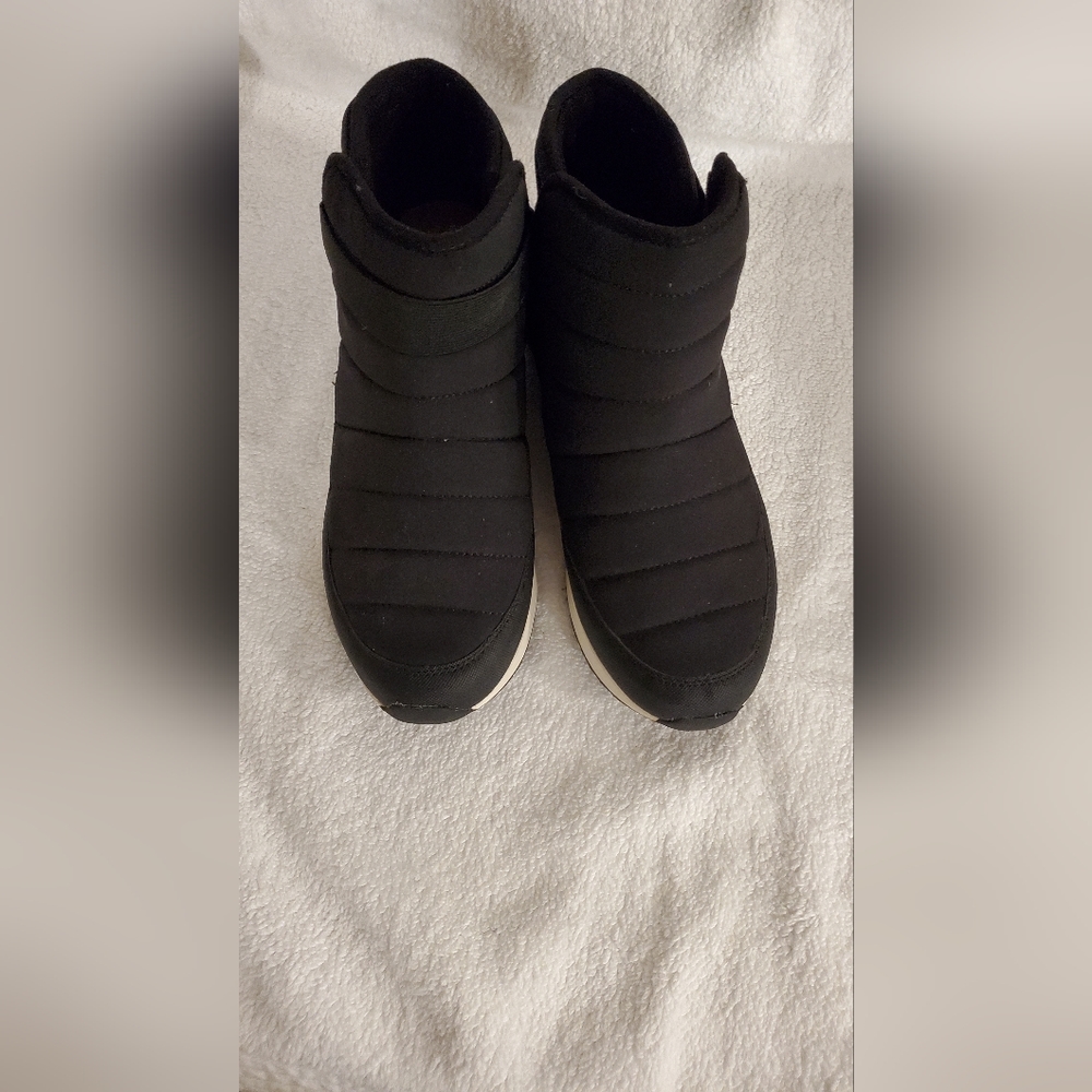 Womens warm weather sneakers size 9